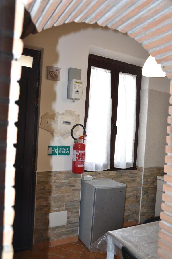 Al centro del porto Civitavecchia Exterior foto
