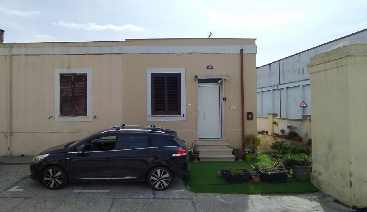 Al centro del porto Civitavecchia Exterior foto